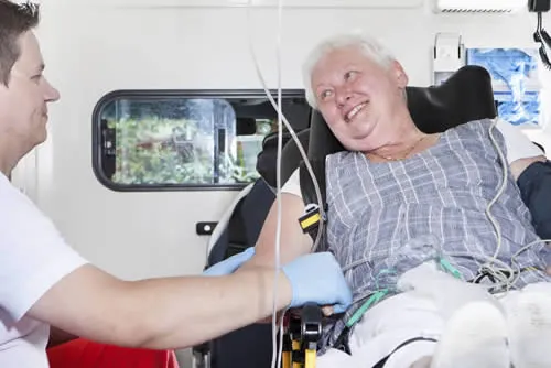 Ambulance en service pour un transport médical à Lyon